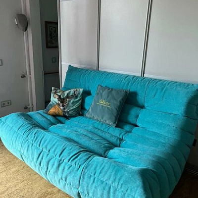 Фото бескаркасного дивана в современной гостиной. Отзыв покупателя с оценкой 5 из 5 звезд